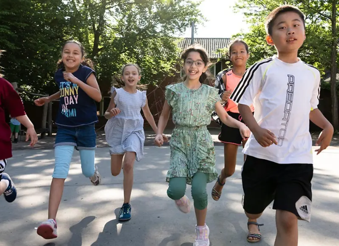 Kinder einer Grundschule (Kinderrechteschule) in Köln.

© UNICEF/UNI824927/Etges